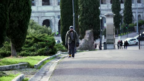 einsamer-Obdachloser-Mann-geht-durch-die-Straßen-von-Rom