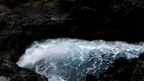 Große-Wellen,-die-auf-Felsen-von-Lavafelsen.-Zeitraffer.