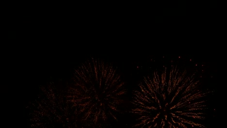 Die-roten-und-grünen-Feuerwerk-Kugeln-explodieren-in-den-Nachthimmel