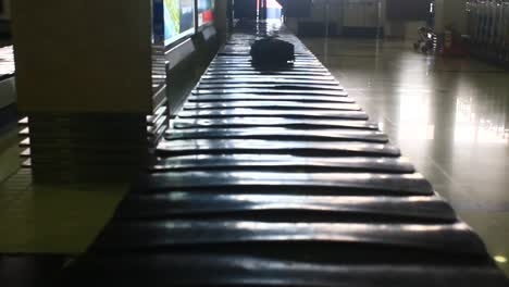 baggage-claim-at-the-airport