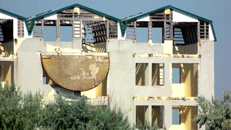 Edificio-abandonado-listo-para-rasgar-abajo.