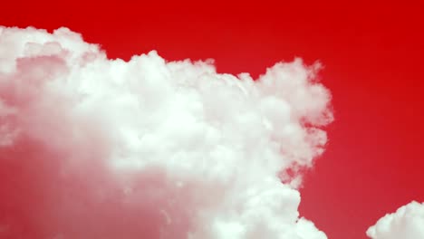 Wolken-Zeitraffer-auf-einem-rot-gefärbten-Himmel.
