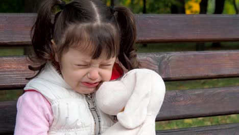 Emociones-del-niño.-Niña-está-llorando-en-el-Parque