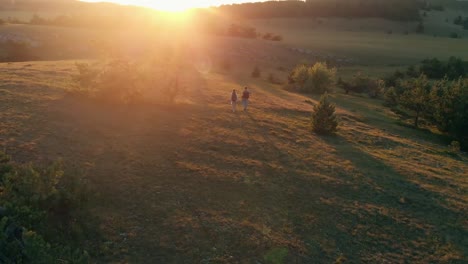 Paar-Wandern-auf-Sonnenuntergang