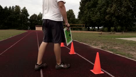 Trainer-auf-Laufband-mit-whiteboard