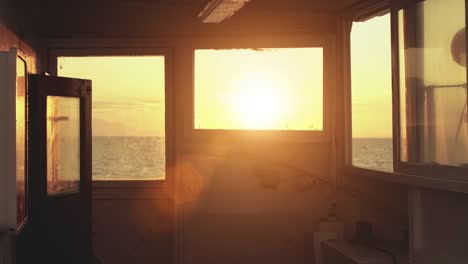 Amanecer-desde-la-cabina-de-cubierta-de-intemperie-de-ferry-crucero