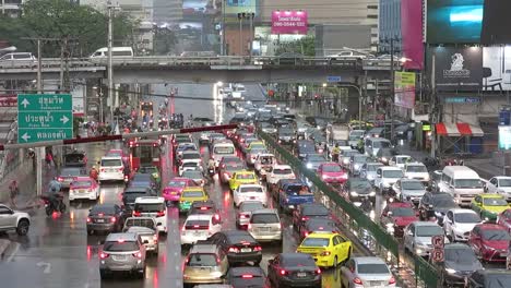 Atasco-de-tráfico-en-lluvia-pesada