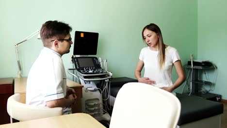 Una-atractiva-mujer-consulta-a-un-médico-en-una-sala-de-ultrasonido-diagnóstico.