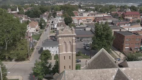 Rotación-lenta-órbita-alrededor-campanario-iglesia-en-pequeño-pueblo