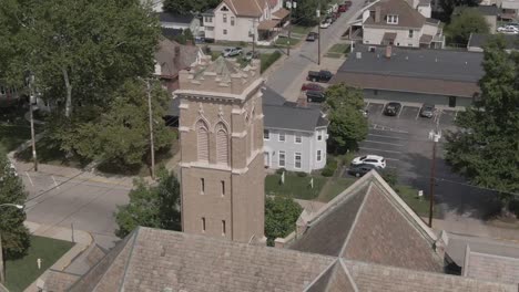 Rotación-lenta-órbita-alrededor-campanario-iglesia-en-pequeño-pueblo