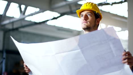 auf-einer-Baustelle-steuert-eine-Arbeitskraft-oder-ein-Ingenieur-oder-Architekt-Planung-und-Bau-des-Gebäudes-mit-hoher-Energieeinsparung.