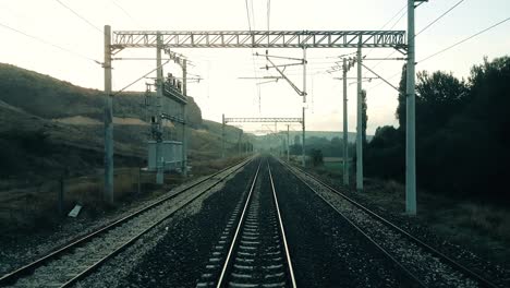 Moviéndose-lentamente-en-el-ferrocarril-del-tren-de-pasajero