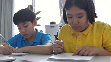 Kinder-in-der-Klasse-schreiben-an-Bord-mit-Lehrer-Tutor.-4K-Zeitlupe-asiatischen-Kind-lernen-mit-Lehrer-zu-Hause.