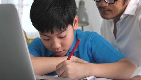 Tutor-de-niños-de-sala-de-clase-en-el-ordenador-portátil-con-el-profesor.-4K-lenta-niño-Asiático-de-aprendizaje-con-el-maestro-en-casa.