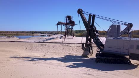 Vista-panorámica-de-la-mina-de-arena-con-un-sistema-de-bombeo