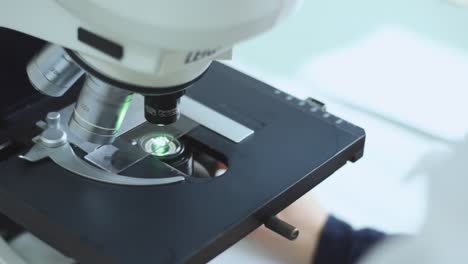 Microbiologist-working-with-sample-in-biomedical-laboratory