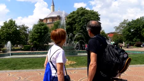 ältere-Reisende-paar-Betrachtung-der-Schönheit-der-Sofia-Moschee-im-Hintergrund