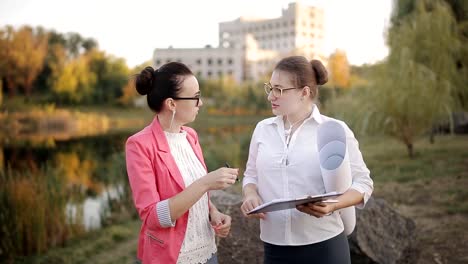 Dos-mujeres-de-acuerdo-a-la-documentación-para-la-adquisición-de-materiales-de-construcción-para-la-terminación-de-la-construcción-del-edificio.