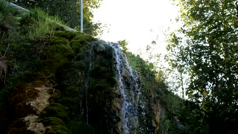 schöne-Aterfalls-im-tiefen-Wald,-im-Park,-Sonnenlicht