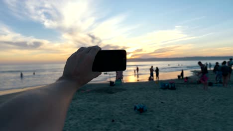 Punto-de-vista-sobre-el-selfie-de-tomar-foto-de-la-hermosa-puesta-de-sol-en-California-en-cámara-lenta-de-4K-60fps