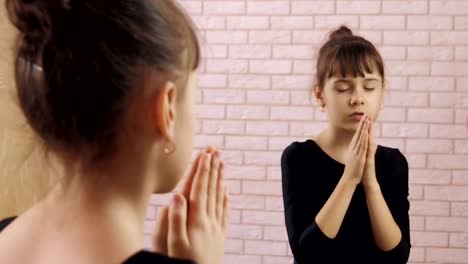 Das-Mädchen-betet-vor-dem-Spiegel.