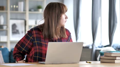 Casual-Mädchen-verlassen-von-der-Arbeit-am-Laptop