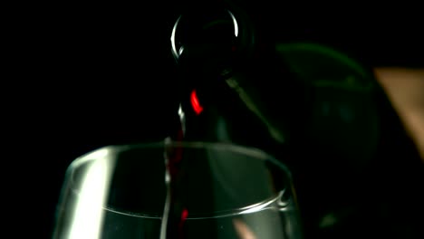 Nahaufnahme-von-roten-Wein-in-Glas-gegossen
