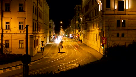 Transporte-público-tranvía-parada-Plaza-de-Silingrovo-en-Brno-pasando-por-el-transporte-público-durante-la-noche-larga-calle-llena-de-colores-y-luces