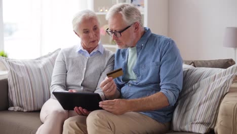 feliz-pareja-senior-con-tablet-pc-y-tarjeta-de-crédito