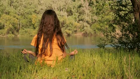 Eine-Mädchen-in-der-Natur-beschäftigt-sich-mit-Yoga.