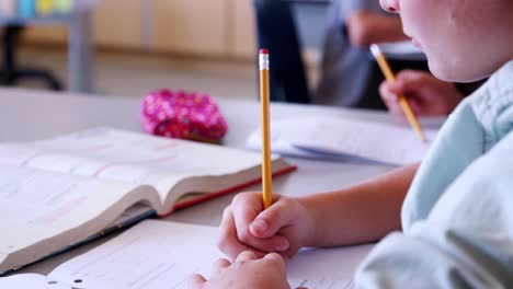 Escuela-colegial-en-clase-toma-un-examen-de-cerca