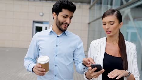 Gente-de-negocios-va-a-trabajar-con-teléfono-y-café-en-la-calle