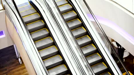 Rolltreppe.-Schritte-mit-einem-gelben-Rolltreppe