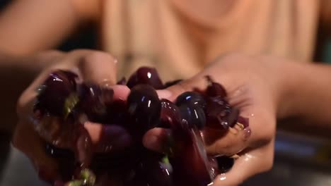 Frutas-uva-Inicio-procesamiento-de-vino-completa-trituración-de-la-fruta-con-las-manos-desnudas