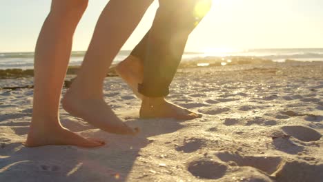 Niedrige-Teil-der-Paare,-die-am-Strand-an-einem-sonnigen-Tag-4k