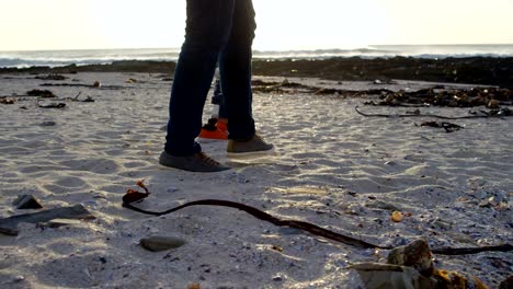 Romantisch-zu-zweit-zu-Fuß-am-Strand-an-einem-sonnigen-Tag-4k