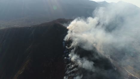 Luftaufnahmen-von-einem-Berg-in-dichten-Rauch-bedeckt...