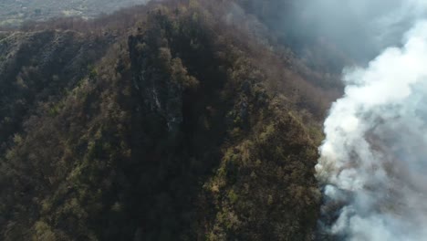 Luftaufnahmen-von-Wald-bedeckt,-in-dichten-Rauch