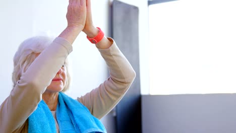 Senior-mujer-realizar-yoga-4k