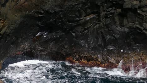 Große-Wellen,-die-auf-Felsen-von-Lavafelsen.-Slow-Motion.