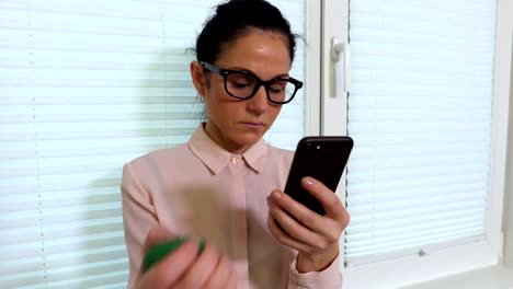 Stressige-Frau-quetschen-Stress-ball