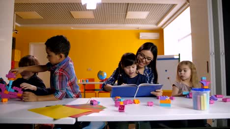 Diversos-niños-con-aprendizaje-en-el-aula-el-maestro