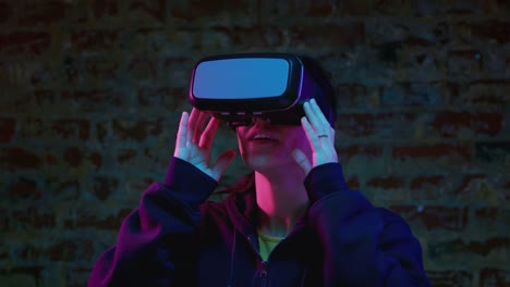 Mujer-que-lleva-cascos-de-realidad-virtual