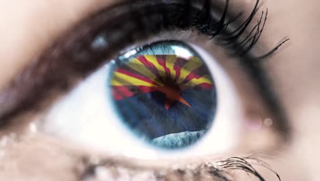 Mujer-ojo-azul-en-primer-plano-con-la-bandera-del-estado-de-Arizona-en-iris,-estados-unidos-de-América-con-movimiento-de-viento.-concepto-de-vídeo