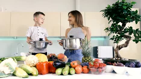 Küche-und-Essen.-Mutter-und-Sohn-halten-einen-Topf-zum-Kochen.