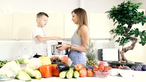 Küche-und-Essen.-Mutter-und-Sohn-halten-einen-Topf-zum-Kochen.