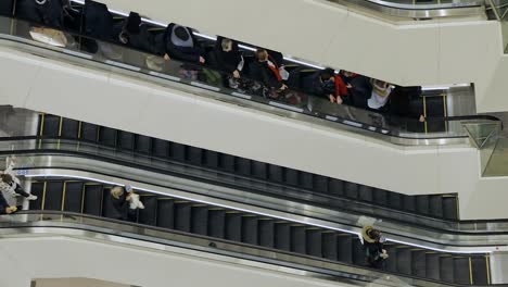 La-gente-va-en-la-escalera-mecánica