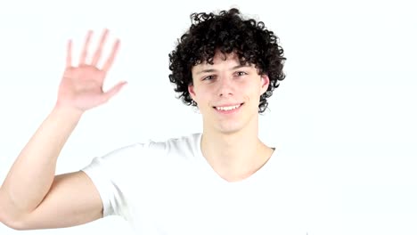Hallo-Geste-von-junger-Mann-mit-lockigen-Haaren,-weißer-Hintergrund