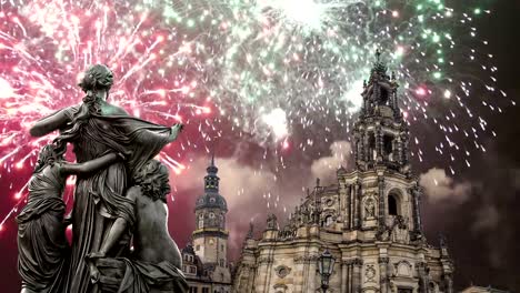 Escultura-en-la-terraza-Bruhl-y-Hofkirche-o-catedral-de-la-Santísima-Trinidad-y-fuegos-artificiales-de-vacaciones---iglesia-barroca-en-Dresde,-Sachsen,-Alemania