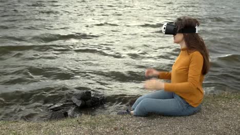 Eine-junge-Frau-nutzt-virtual-Reality-Brille-neben-starken-Wellen.